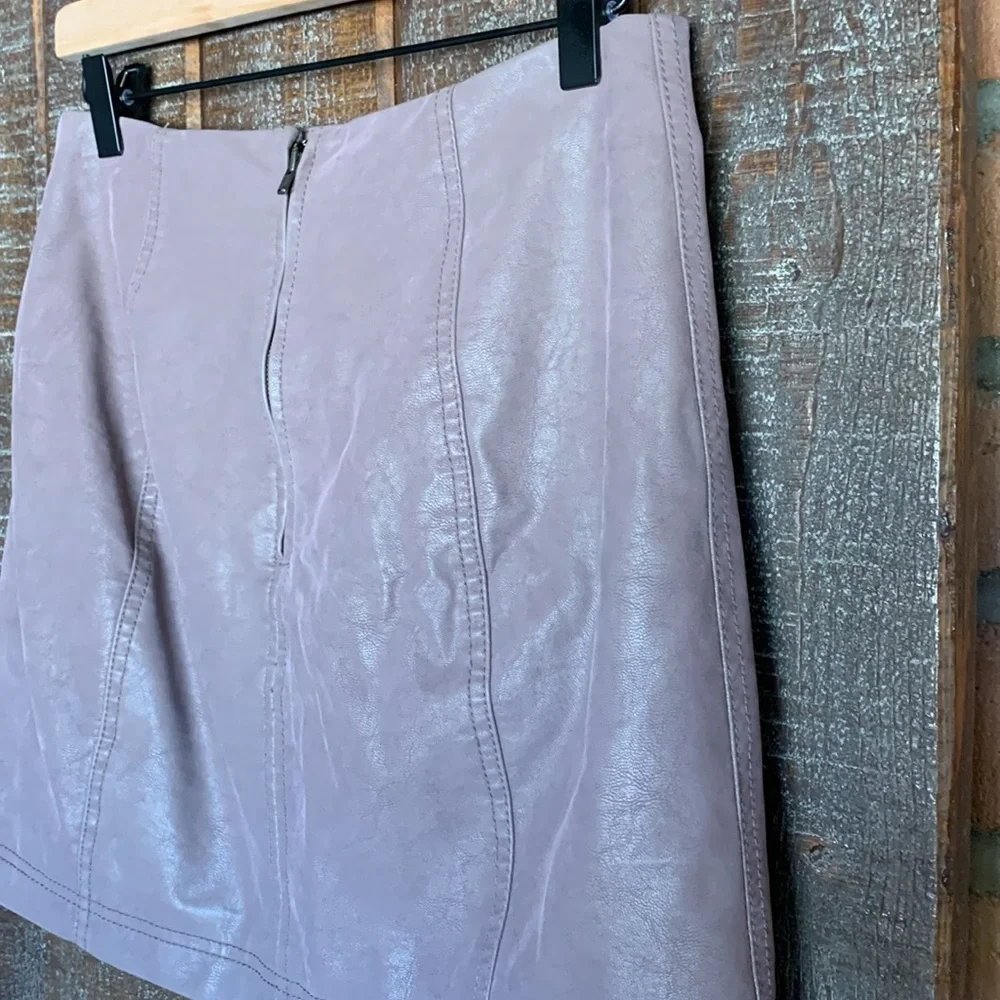Mauve women’s Free People mini skirt faux leather size 6 punk concert clubbing